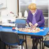 Il suo nome � Nunzia, ha 80 anni e gestisce l�Atelier Cinzia, la pi� vecchia scuola di �taglio e cucito� di Bari, nata nel 1980 nel quartiere Carrassi. La signora infatti continua imperterrita a insegnare un antico mestiere che ormai, i giovani, non sono pi� interessati a fare: quello del sarto